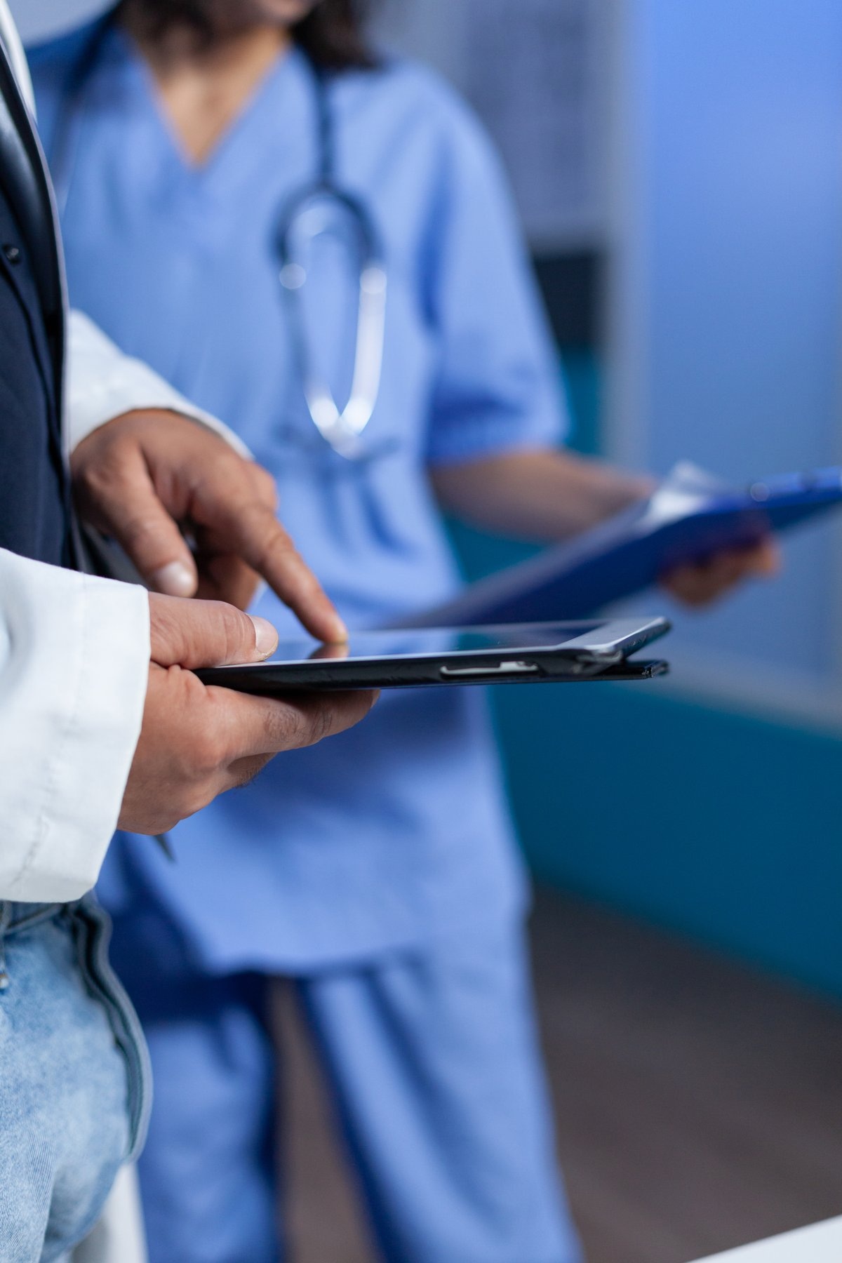 Consulta médica revisando información en tableta