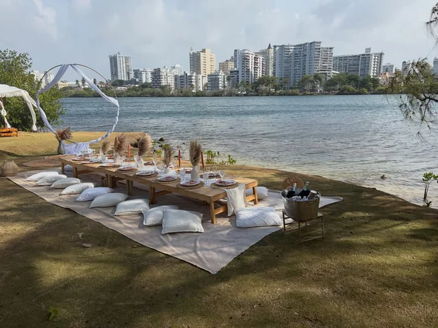 Celebración de boda junto al agua, compartida en la cuenta de Médico Online PR